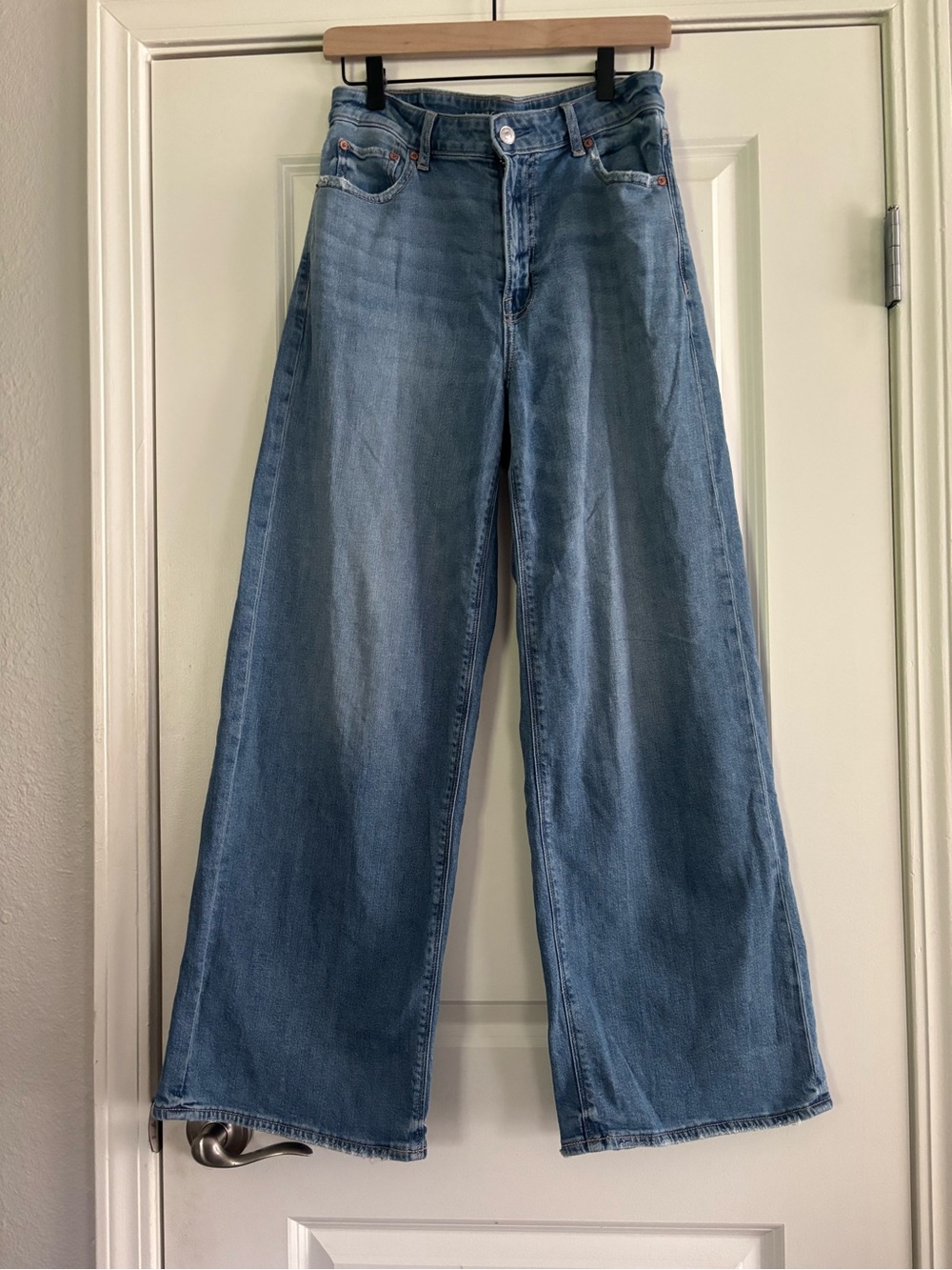 American Eagle Super High Rose Baggy Wide Leg Women's Jeans in Light Blue Size 6